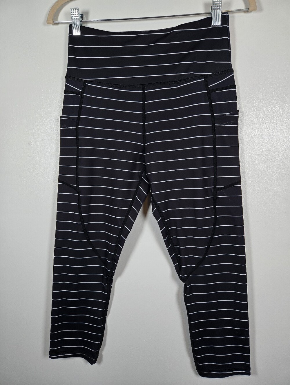 Zyia Active Black White Stripe Cropped Leggings Size 6-8